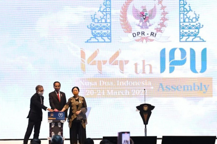 Suasana Masjid Raya Sumatera Barat, Senin, 21 Maret 2022. Masjid ini merupakan satu dari tujuh masjid yang mendapat penghargaan dari Abdullatif Alfozan Award for Mosque Architecture sesi tiga dengan tema 'Arsitektur Masjid di Abad 21'.