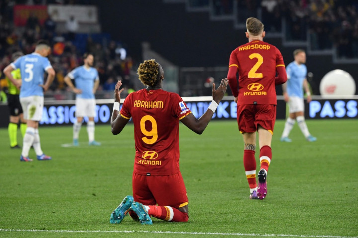 S Roma mengalahkan Lazio dengan skor telak 3-0 dalam duel pekan ke-30 Serie A 2021/22, di Stadion Olimpico, Senin, 21 Maret 2022. 