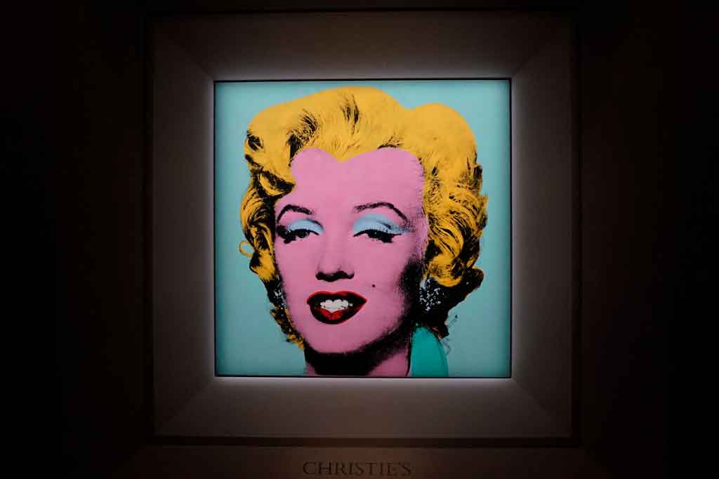 Potret ikonik Marilyn Monroe dengan latar berwarna sage-blue karya Andy Warhol diperkirakan akan memecahkan rekor dengan harga USD200 juta atau sekitar Rp2,8 triliun dalam sebuah lelang.
