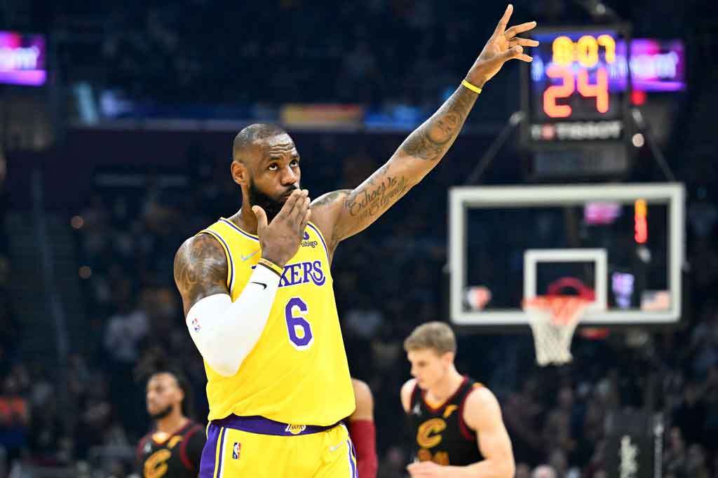  LeBron James meraih triganda demi memastikan Los Angeles Lakers mengakhiri tur tandang mereka dengan kemenangan 131-120 atas Cleveland Cavaliers dalam lanjutan NBA di Rocket Mortgage Fieldhouse, Ohio, Selasa, 22 Maret 2022 WIB.