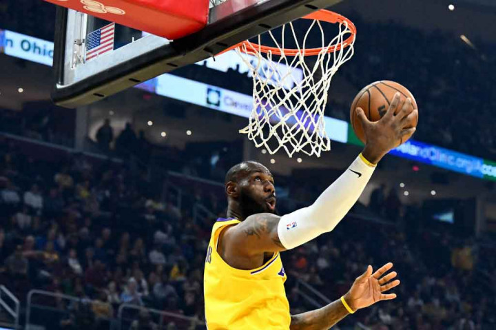 Triganda ke-105 di musim reguler NBA sepanjang kariernya tersebut dibukukan James dengan mencetak 38 poin, mengamankan 11 rebound, dan mengirimkan 12 assist.