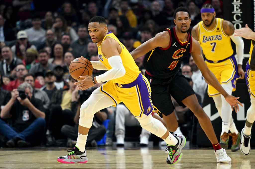 Sementara Russell Westbrook menambahkan 20 poin dan 11 rebound, D.J. Augustin mendapatkan 20 poin, sedangkana Malik Monk dan Stanley Johnson masing-masing menyumbang 12 poin bagi Lakers yang melanjutkan tren positif tiga kemenangan beruntun.