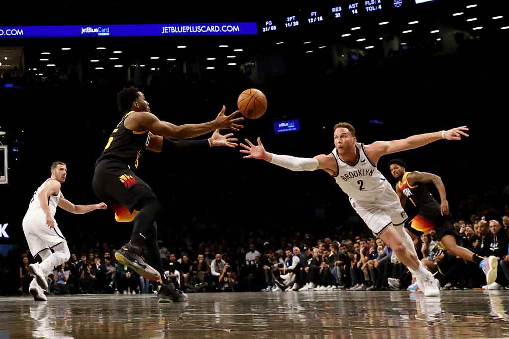 Bintang Jazz Donovan Mitchell mencetak 30 poin, Jordan Clarkson mendapatkan 19 poin, Mike Conley mencapai 18 poin dan Rudy Gobert memperoleh 11 poin, tapi itu semua gagal menghindarkan tim mereka dari kekalahan setelah menang di tiga gim sebelumnya.