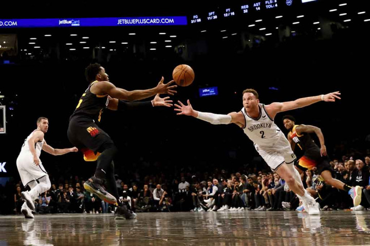 Bintang Jazz Donovan Mitchell mencetak 30 poin, Jordan Clarkson mendapatkan 19 poin, Mike Conley mencapai 18 poin dan Rudy Gobert memperoleh 11 poin, tapi itu semua gagal menghindarkan tim mereka dari kekalahan setelah menang di tiga gim sebelumnya.