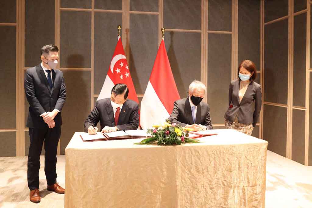 Menteri Koordinator Bidang Kemaritiman dan Investasi RI, Luhut Binsar Pandjaitan, menandatangani MoU terkait kerja sama perubahan iklim (Cooperation on Climate Change and Sustainability) pada Senin, 21 Maret 2022 di Singapura. Penandatanganan dilakukan dengan Senior Minister and Coordinating Minister for National Security Singapura, Teo Chee Hean.