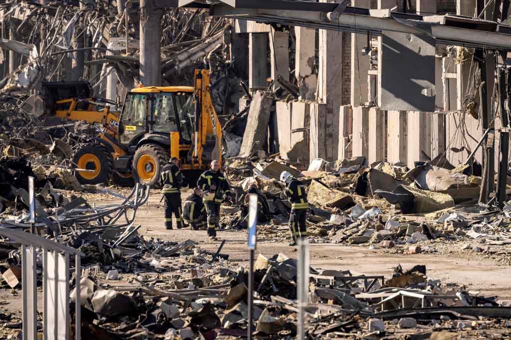 Mal yang terbakar itu masih mengelurkan asap pada Senin, 21 Maret 2022 pagi. Semua sisi selatannya telah hancur, begitu juga dengan pusat kebugaran di tempat parkirnya.