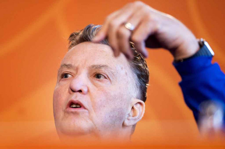 KNVB tidak mengatakan apakah pria berusia 70 tahun itu akan dapat mengambil tempatnya di bangku cadangan untuk pertandingan persahabatan Belanda melawan Denmark di Amsterdam pada hari Sabtu, 26 Maret 2022.