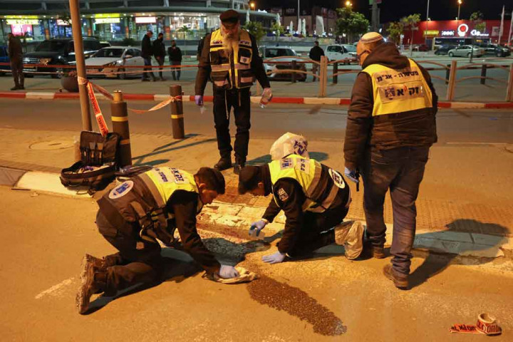 Perdana Menteri Naftali Bennett berjanji untuk menindak teroris menyusul pertumpahan darah yang dimulai tak lama setelah pukul 16:00 (1400 GMT) dan terjadi di sebuah pompa bensin dan di jalan di luar pusat perbelanjaan terdekat.