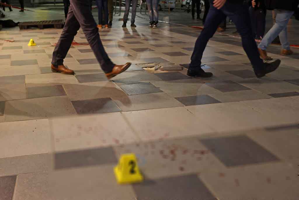 Polisi belum secara resmi mengidentifikasi tersangka. Tetapi beberapa media Israel melaporkan penyerangnya adalah Mohammed Abu al-Kiyan, mantan guru sekolah berusia tiga puluhan dari komunitas Badui di Hura, dekat Beersheba, yang sebelumnya dihukum karena mencari hubungan dengan ISIS dan menyebarkan ideologi jihad.