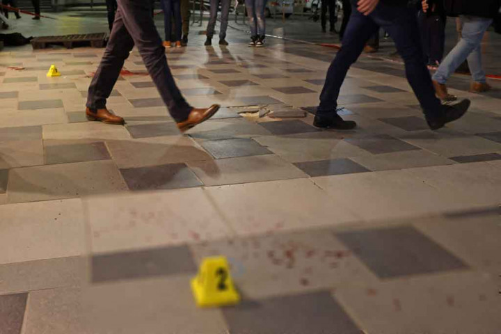 Polisi belum secara resmi mengidentifikasi tersangka. Tetapi beberapa media Israel melaporkan penyerangnya adalah Mohammed Abu al-Kiyan, mantan guru sekolah berusia tiga puluhan dari komunitas Badui di Hura, dekat Beersheba, yang sebelumnya dihukum karena mencari hubungan dengan ISIS dan menyebarkan ideologi jihad.