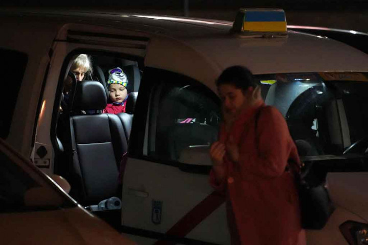 Ketika mereka pertama kali berangkat, para pengungsi awalnya ketakutan, menolak untuk keluar ketika konvoi taksi berhenti untuk istirahat, tetapi lama kelamaan mereka terbiasa. 