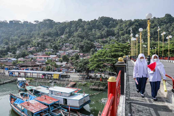 Dibangun sejak tahun 1995, pembangunan jembatan menghabiskan biaya Rp19,8 miliar dari anggaran pemerintah daerah dan pemerintah pusat, dibantu oleh Asian Development Bank (ADB) dan Overseas Economic Cooperation Fund (OECF). Penggunaannya diresmikan pada pertengahan tahun 2002.