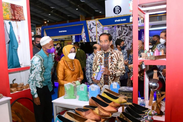 Jokowi lantas menyampaikan pesan penting kepada masyarakat. Dia ingin produk-produk dalam negeri dicintai masyarakat.