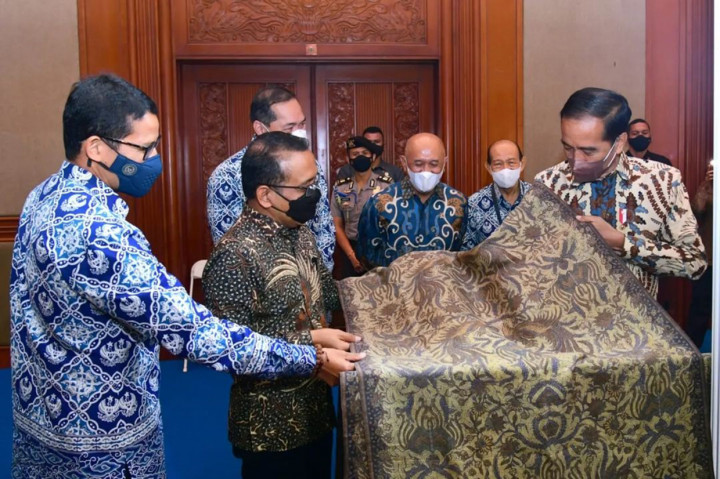 Hadir mendampingi Presiden Joko Widodo dalam pembukaan pameran ini antara lain Menteri Sekretaris Negara Pratikno, Menteri Perdagangan Muhammad Lutfi, serta Menteri Koperasi dan UKM Teten Masduki.