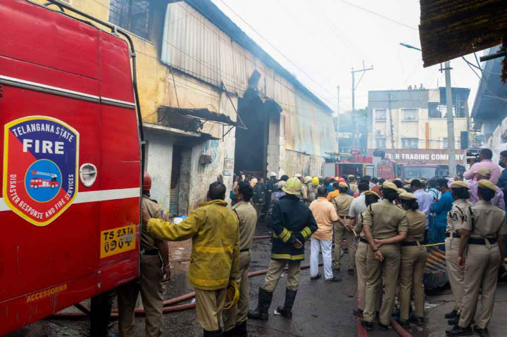 Kebakaran yang diduga disebabkan oleh hubungan pendek arus listrik terjadi sekitar pukul 04.00, menyebabkan tabung gas meledak, dan dalam beberapa menit seluruh gudang, yang juga menampung serbuk gergaji, diselimuti api yang menjebak pekerja yang sedang tidur di dalamnya.