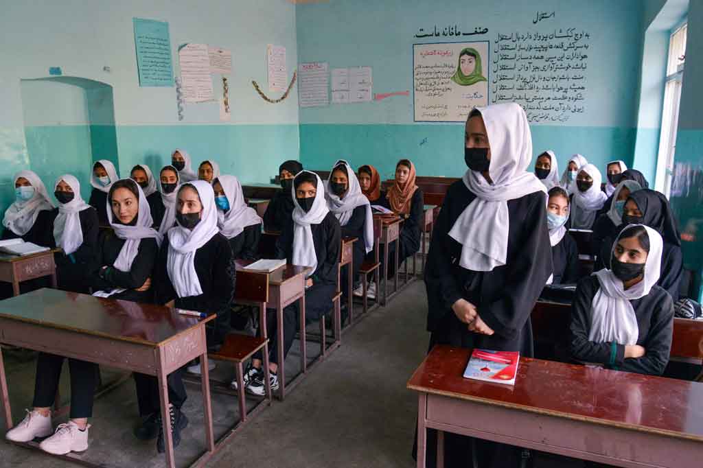 Para siswi bersiap untuk pulang setelah Taliban, Rabu, 23 Maret 2022, memerintahkan sekolah menengah perempuan di Afghanistan ditutup, hanya beberapa jam setelah dibuka kembali.