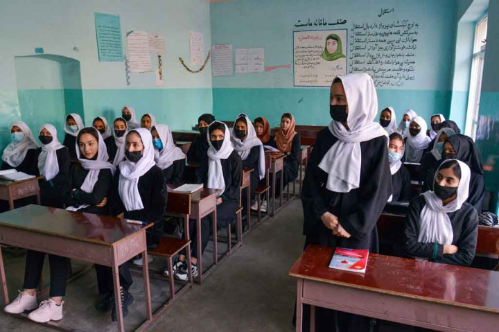 Para siswi bersiap untuk pulang setelah Taliban, Rabu, 23 Maret 2022, memerintahkan sekolah menengah perempuan di Afghanistan ditutup, hanya beberapa jam setelah dibuka kembali.