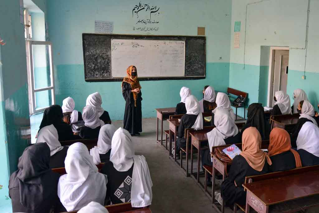 Di Sekolah Menengah Zarghona di ibukota, Kabul, ketika seorang guru masuk dan mengatakan kelas telah usai banyak siswi yang kecewa. Sambil menangis mereka mengemasi barang-barangnya dan keluar.