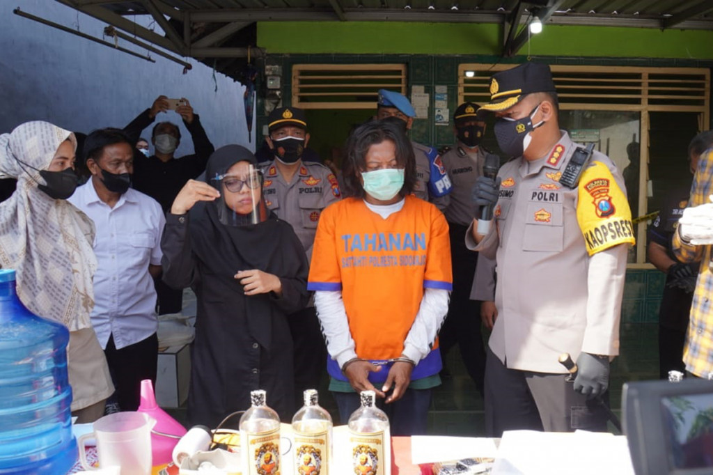 Miras oplosan yang diproduksi tersangka ini sangat sederhana dan membahayakan kesehatan. Pelaku hanya mengoplos alkohol 92 persen dengan air dan kemudian dikemas dalam botol. Perbandingannya 15 liter alkohol 92 persen dicampur dengan dan 5 galon air.