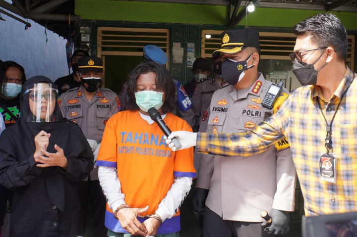 Dalam penggrebekan tersebut polisi juga menangkap pelaku produksi miras oplosan, Ikhwanto Agus Susiantoko (IAS),41. Pelaku juga warga desa tersebut yang sengaja mengontrak salah satu rumah untuk usaha ilegal ini.