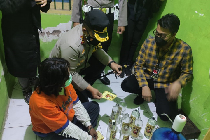 Aparat Satuan Reserse Narkoba Polresta Sidoarjo menggrebek sebuah rumah produksi minuman keras oplosan ilegal di Desa Mojoruntut Kecamatan Krembung Sidoarjo.