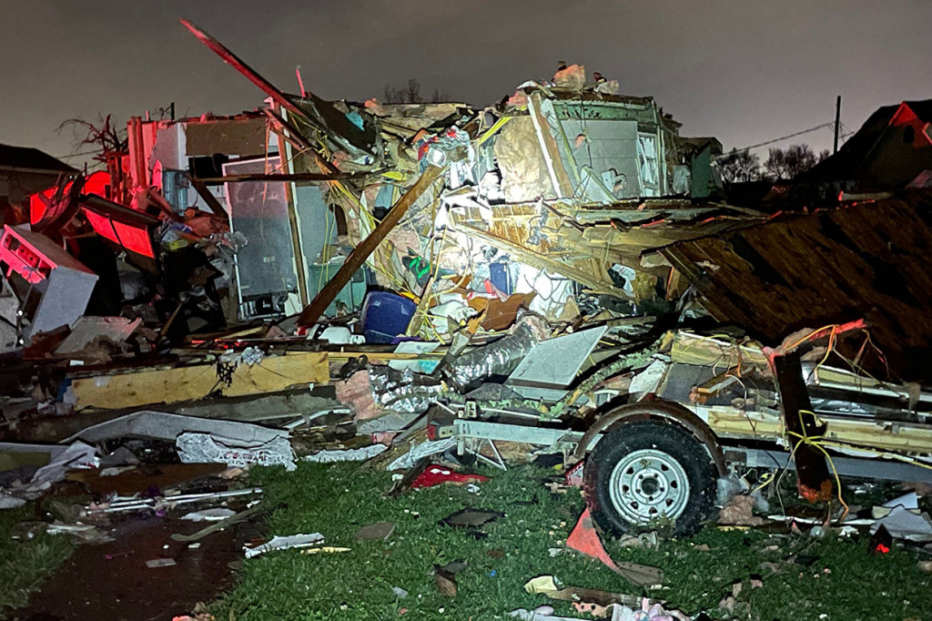 Tornado tersebut menghancurkan kabel listrik dan menyebarkan puing-puing di bagian kota yang telah rusak berat oleh Badai Katrina 17 tahun yang lalu. Setidaknya satu orang tewas di Arabi, pinggiran kota New Orleans, menurut sheriff St. Bernard Parish.