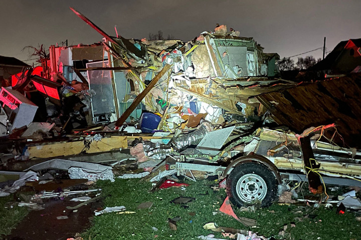 Tornado tersebut menghancurkan kabel listrik dan menyebarkan puing-puing di bagian kota yang telah rusak berat oleh Badai Katrina 17 tahun yang lalu. Setidaknya satu orang tewas di Arabi, pinggiran kota New Orleans, menurut sheriff St. Bernard Parish.
