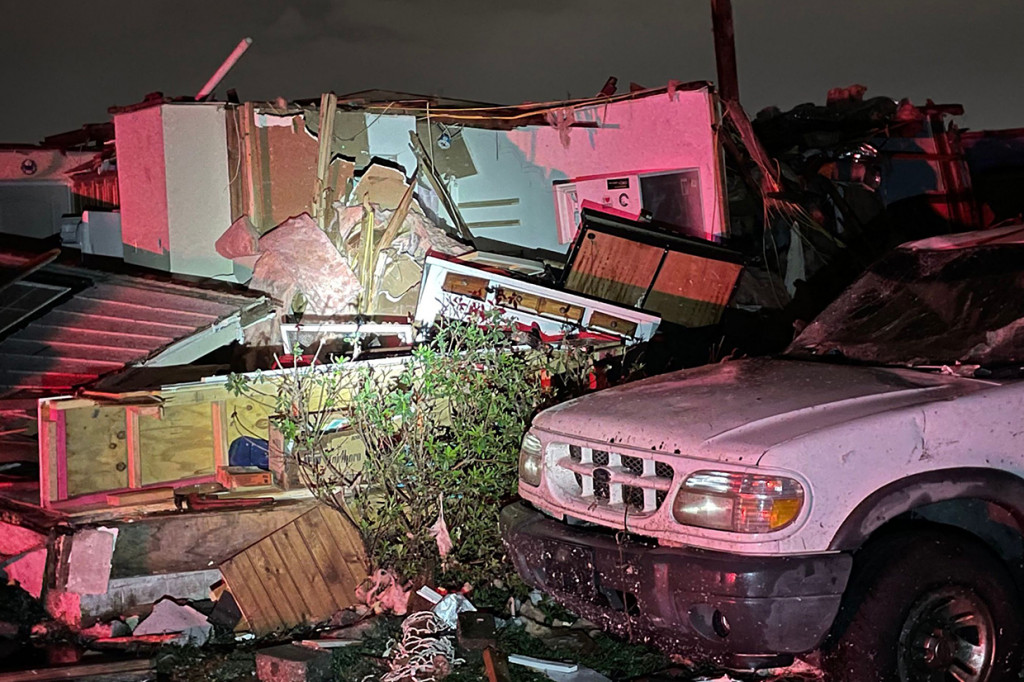 Gambar dari Pemadam Kebakaran New Orleans menunjukkan kehancuran akibat tornado di New Orleans pada 23 Maret 2022.