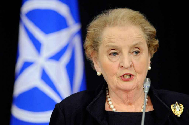 Albright memimpin Departemen Luar Negeri di dunia pasca-Perang Dingin di mana Amerika Serikat telah muncul sebagai negara adidaya tunggal, memimpin diskusi penting dengan para pemimpin dunia tentang pengendalian senjata, perdagangan, terorisme, dan masa depan NATO.