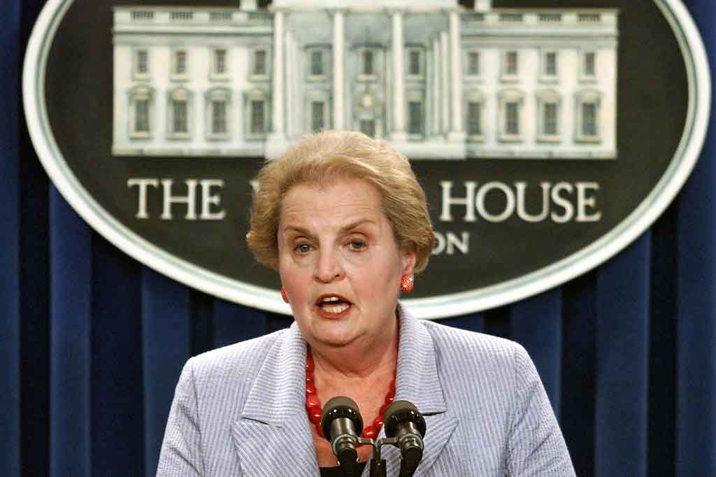 Madeleine Albright, yang datang ke Amerika Serikat sebagai pengungsi anak-anak dan menjadi Menteri Luar Negeri pertama pertama, yang membentuk kebijakan luar negeri AS pada akhir abad ke-20, meninggal dunia pada usia 84 tahun.
