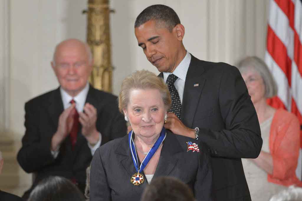 Digambarkan oleh keluarganya sebagai pejuang demokrasi dan hak asasi manusia yang tak kenal lelah, Albright dianugerahi kehormatan sipil tertinggi negara itu, Presidential Medal of Freedom, oleh presiden Barack Obama pada 2012.