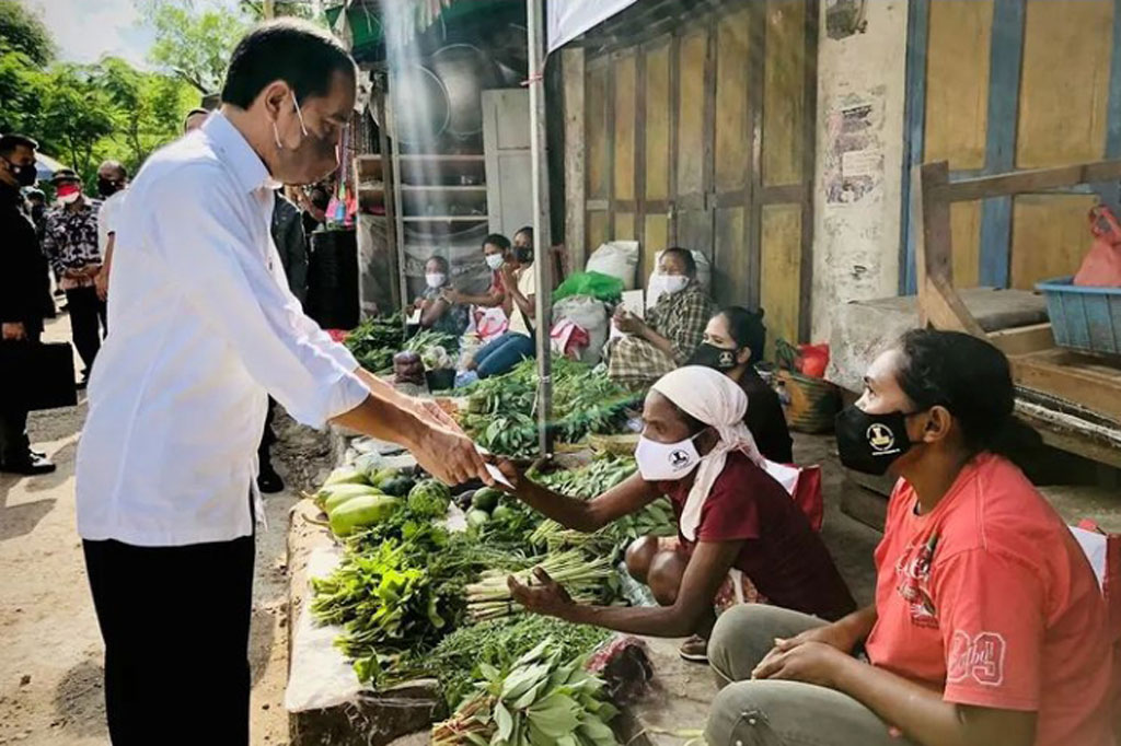 Pada kesempatan tersebut Jokowi memberikan bantuan tunai kepada para pedagang kaki lima dan warung di pasar tersebut. 