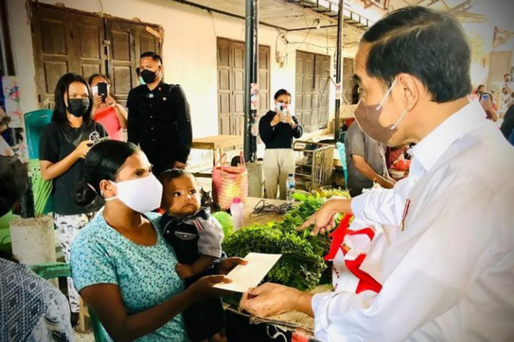 Presiden memberikan sebuah amplop berisi uang tunai Rp1,2 juta untuk pedagang agar bisa meningkatkan skala usahanya.