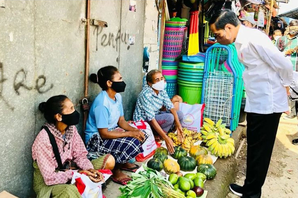 Presiden Joko Widodo blusukan ke Pasar Penfui Kota Kupang, Nusa Tenggara Timur (NTT), salah satu pasar tradisional di Kota Kupang, Kamis, 24 Maret 2022.