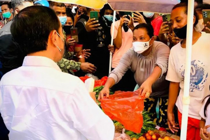 Tak lupa, Presiden Jokowi juga turut membeli dagangan yang dijajakan penjual, termasuk daun singkong yang dijual Rp1.000,00 per ikat serta bunga pepaya. 