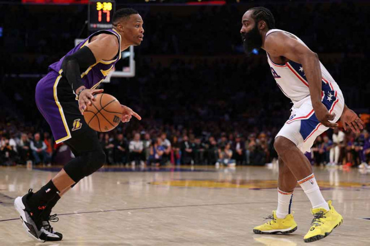 Absennya LeBron James yang mengalami rasa sakit di lutut kirinya, membuat LA Lakers bertopang pada penampilan Russell Westbrook yang nyaris mencapai triganda setelah membukukan 24 poin, sembilan rebound dan delapan assist.