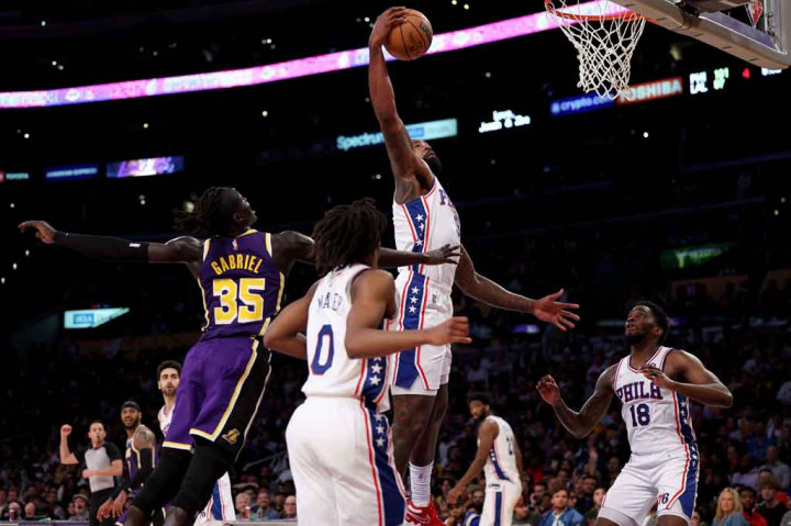 Tyrese Maxey turut menyumbang 21 poin dan tujuh asssit sementara Tobias Harris mendapatkan 24 poin dan tujuh rebound bagi Sixers yang melanjutkan tren positif tiga kemenangan tandang beruntun.