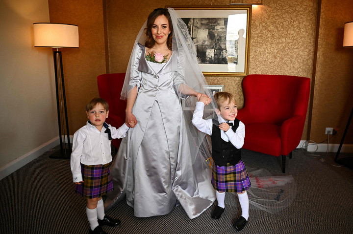 Moris difoto di luar penjara bersama kedua putranya bersama Assange yakni Gabriel dan Max.