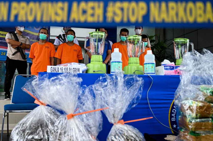 Petugas menghadirkan para tersangka dan barang bukti narkoba dalam acara pemusnahan sabu dan ganja di halaman Kantor BNN Provinsi Aceh di Banda Aceh, Kamis, 24 Maret 2022.