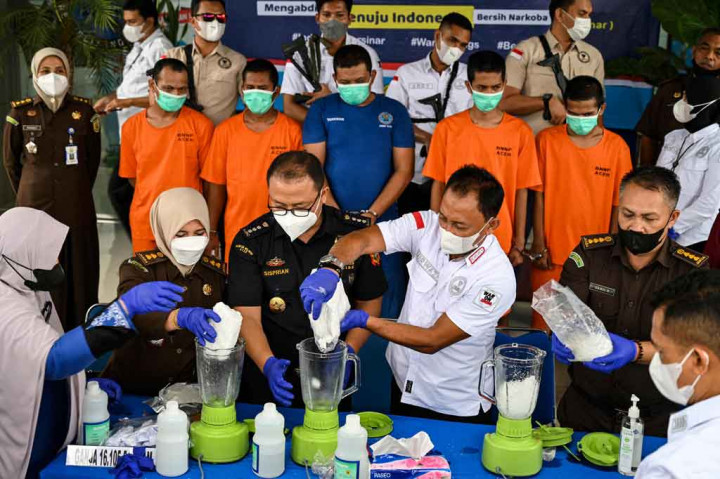Anggota Badan Narkotika Nasional Provovinsi Aceh bersama petugas Bea Cukai, Kejaksaan Tinggi dan Balai Besar Pengawas Obat dan Makanan memusnahkan barang bukti tindak kejahatan narkotika jenis sabu di Banda Aceh, Aceh, Kamis, 24 Maret 2022.