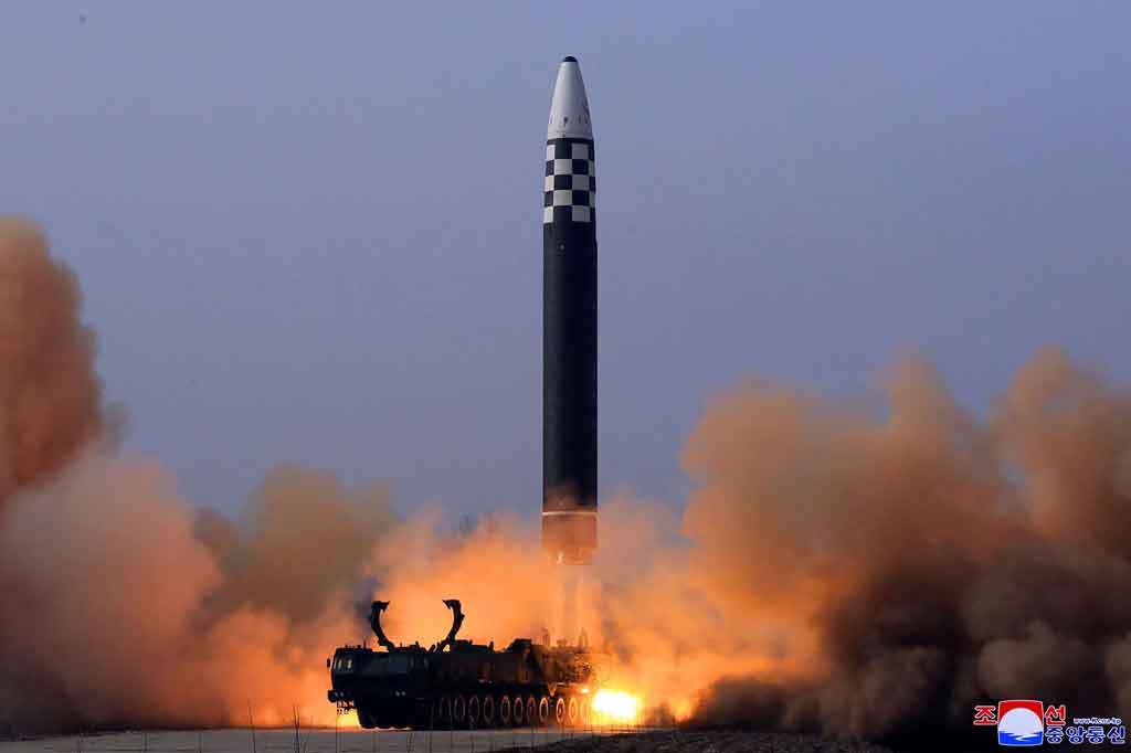 Korea Utara, Kamis, 24 Maret 2022, melakukan uji coba rudal balistik antarbenua tipe baru terbesar, yang memicu kemarahan dari tetangga dan Amerika Serikat. Hwasong-17 adalah ICBM raksasa yang pertama kali diluncurkan pada Oktober 2020 dan dijuluki sebagai rudal monster oleh para analis.