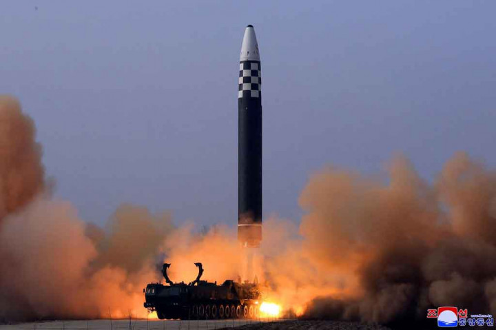 Korea Utara, Kamis, 24 Maret 2022, melakukan uji coba rudal balistik antarbenua tipe baru terbesar, yang memicu kemarahan dari tetangga dan Amerika Serikat. Hwasong-17 adalah ICBM raksasa yang pertama kali diluncurkan pada Oktober 2020 dan dijuluki sebagai rudal monster oleh para analis.