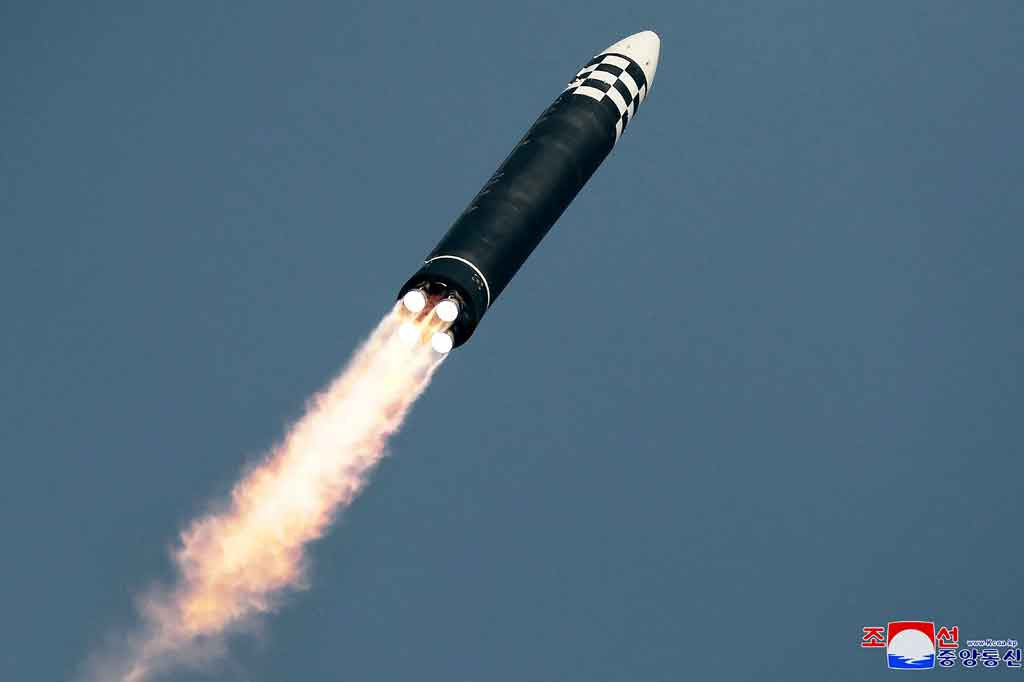 Rudal itu, diluncurkan di Bandara Internasional Pyongyang, melakukan perjalanan hingga ketinggian maksimum 6.248.5 km dan terbang sejauh 1.090 km selama 4.052 detik sebelum secara akurat mengenai area yang telah ditentukan sebelumnya di perairan terbuka di Laut Jepang.