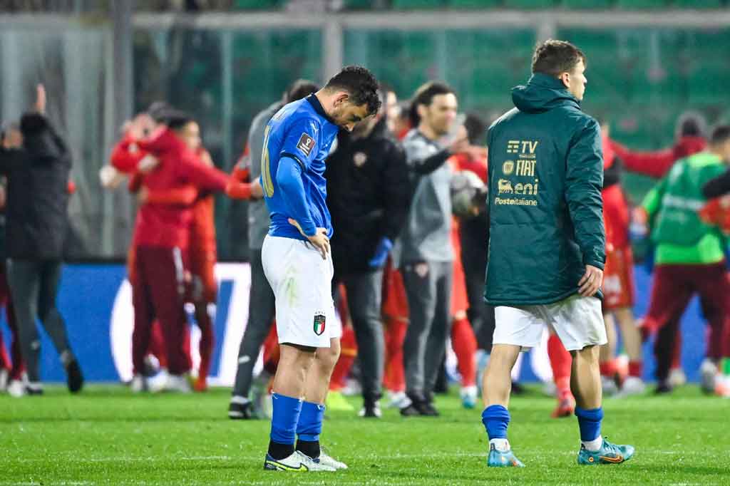 Juara Piala Eropa (Euro), Italia tidak lolos ke Piala Dunia 2022 setelah tersingkir di play-off usai dikalahkan Makedonia Utara dengan skor 0-1 di Stadio Renzo Barbera, Palermo, Jumat, 25 Maret 2022 dini hari WIB. Hasil tersebut membuat para pemain Gli Azzurri kecewa.