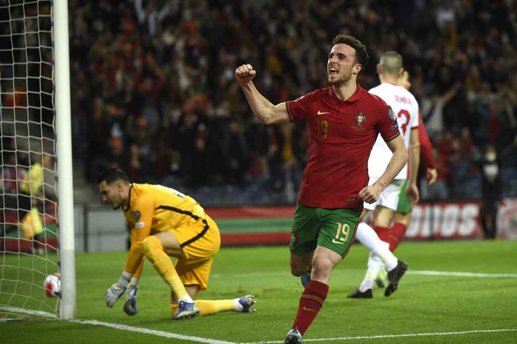 Gol ini memicu semangat bagi Ronaldo c.s untuk menambah keunggulan. Mereka akhirnya mampu menambah keunggulan pada menit ke-42. Umpan silang Otavio disambut Jota dengan sundulan sempurna di tiang jauh. Skor 2-0 bertahan hingga jeda.