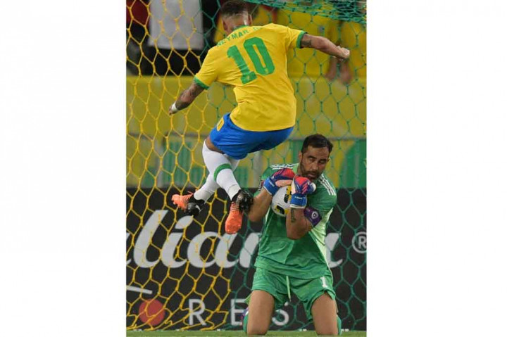 Neymar mendapatkan peluang emas lewat tembakannya pada menit ke-39. Sayang bola masih bisa diantisipasi kiper Chile Claudio Bravo.