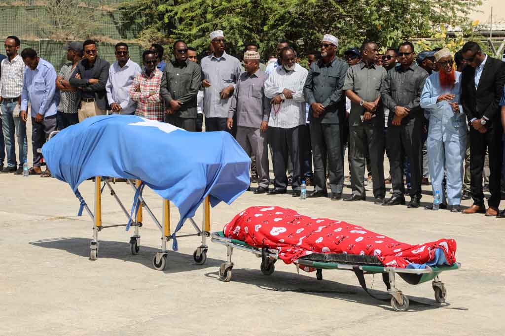 Para pemimpin partai politik bersiap melaksanakan salat jenazah dua anggota parlemen lokal, termasuk Amina Mohamed Abdi setelah diterbangkan dari Beledweyne, di Bandara Internasional Aden Adde di Mogadishu, Somalia, pada Kamis, 24 Maret 2022 waktu setempat.