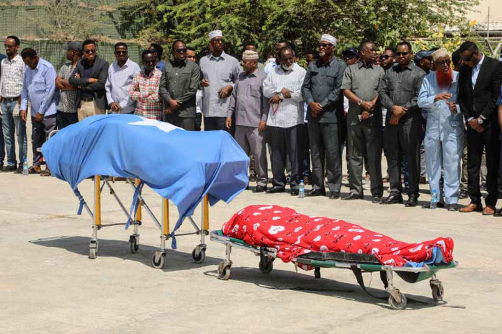 Para pemimpin partai politik bersiap melaksanakan salat jenazah dua anggota parlemen lokal, termasuk Amina Mohamed Abdi setelah diterbangkan dari Beledweyne, di Bandara Internasional Aden Adde di Mogadishu, Somalia, pada Kamis, 24 Maret 2022 waktu setempat.