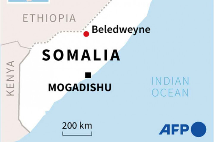 Gerilyawan Al-Shabaab mengklaim serangan tersebut dan mereka menargetkan politisi menjelang pemilihan.