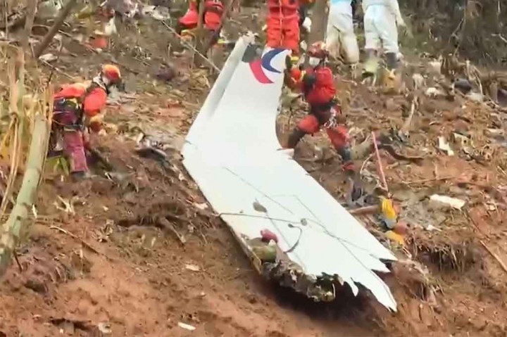 Petugas berupaya mengumpulkan puing-puing pesawat China Eastern Airlines dan jenazah penumpang di perbukitan Daerah Otonomi Guangxi, Kamis, 24 Maret 2022. Pesawat bernomor penerbangan MU-5735 itu jatuh pada Senin, 21 Maret sore.
